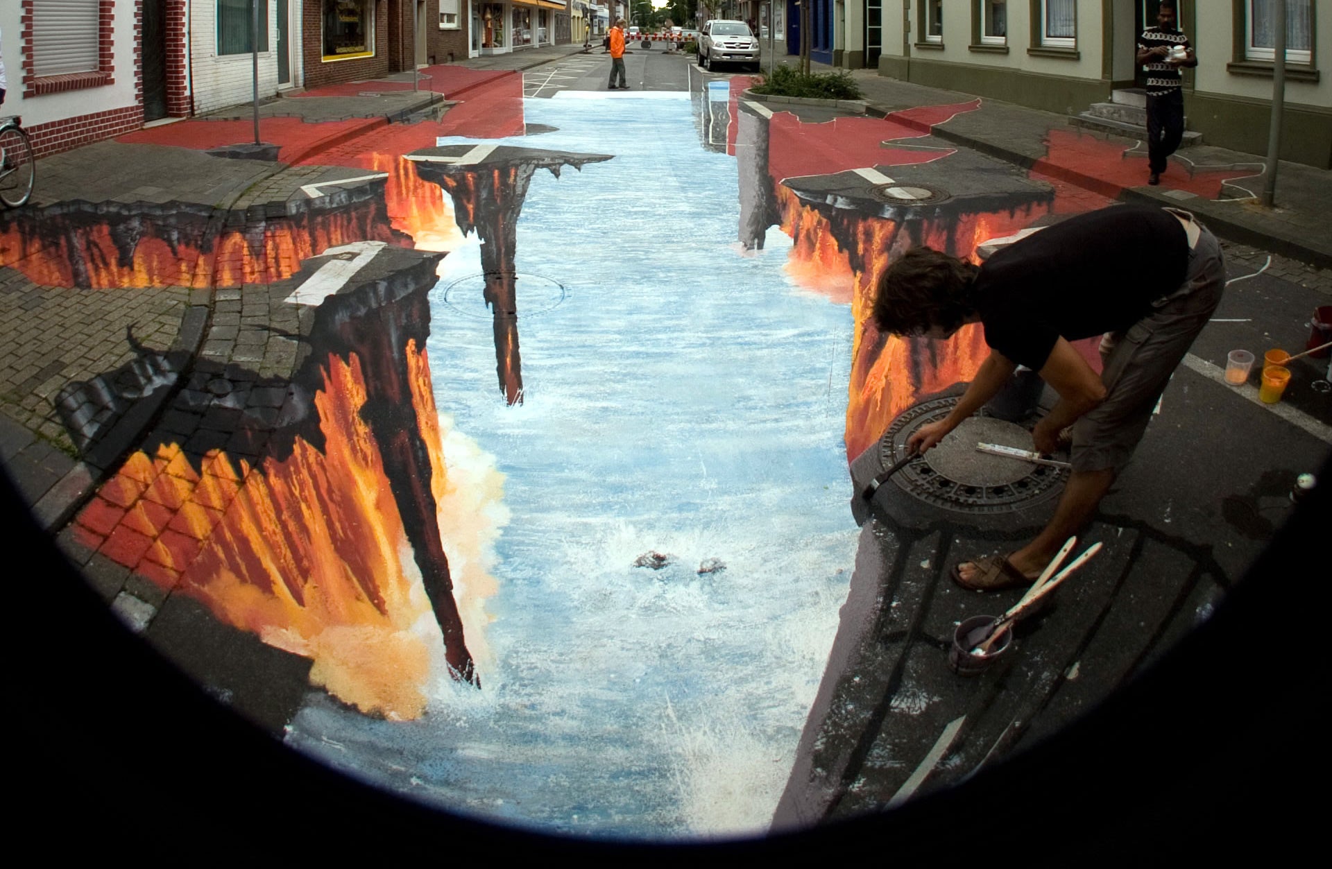 Calle con quebrada y río.